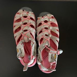 Keen sanders, size 7.5